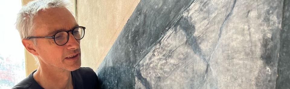 Helge Tietze an der Wand