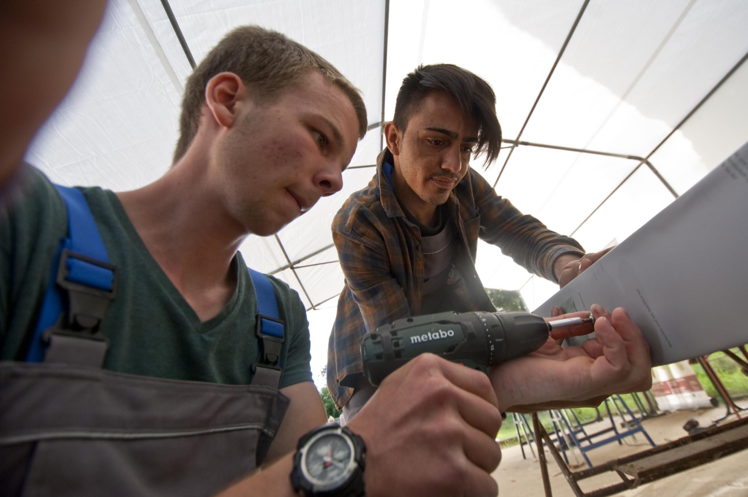 Junge Männer im kreativen Tun beim Wangeliner Workcamp Krativität ist gefragt im Wangeliner Workcamp