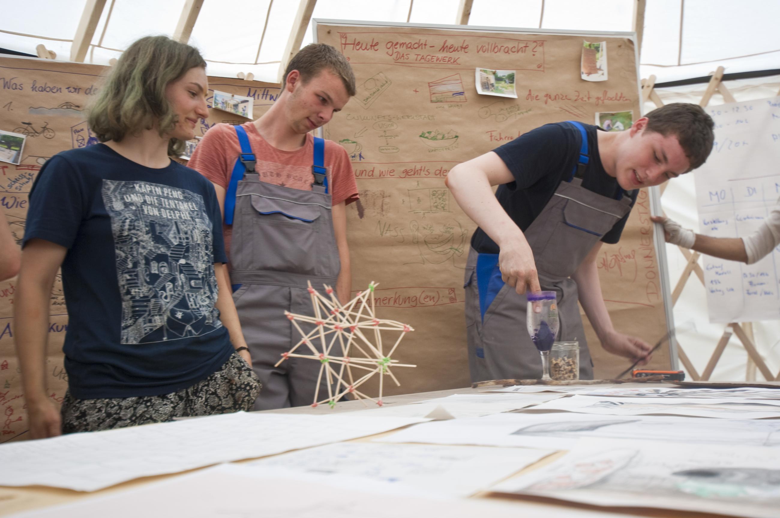 Neues entsteht beim Wangeliner Workcamp Jugendliche im gemeinsamen Gestalten und Austausch während des Wangeliner Workcamps