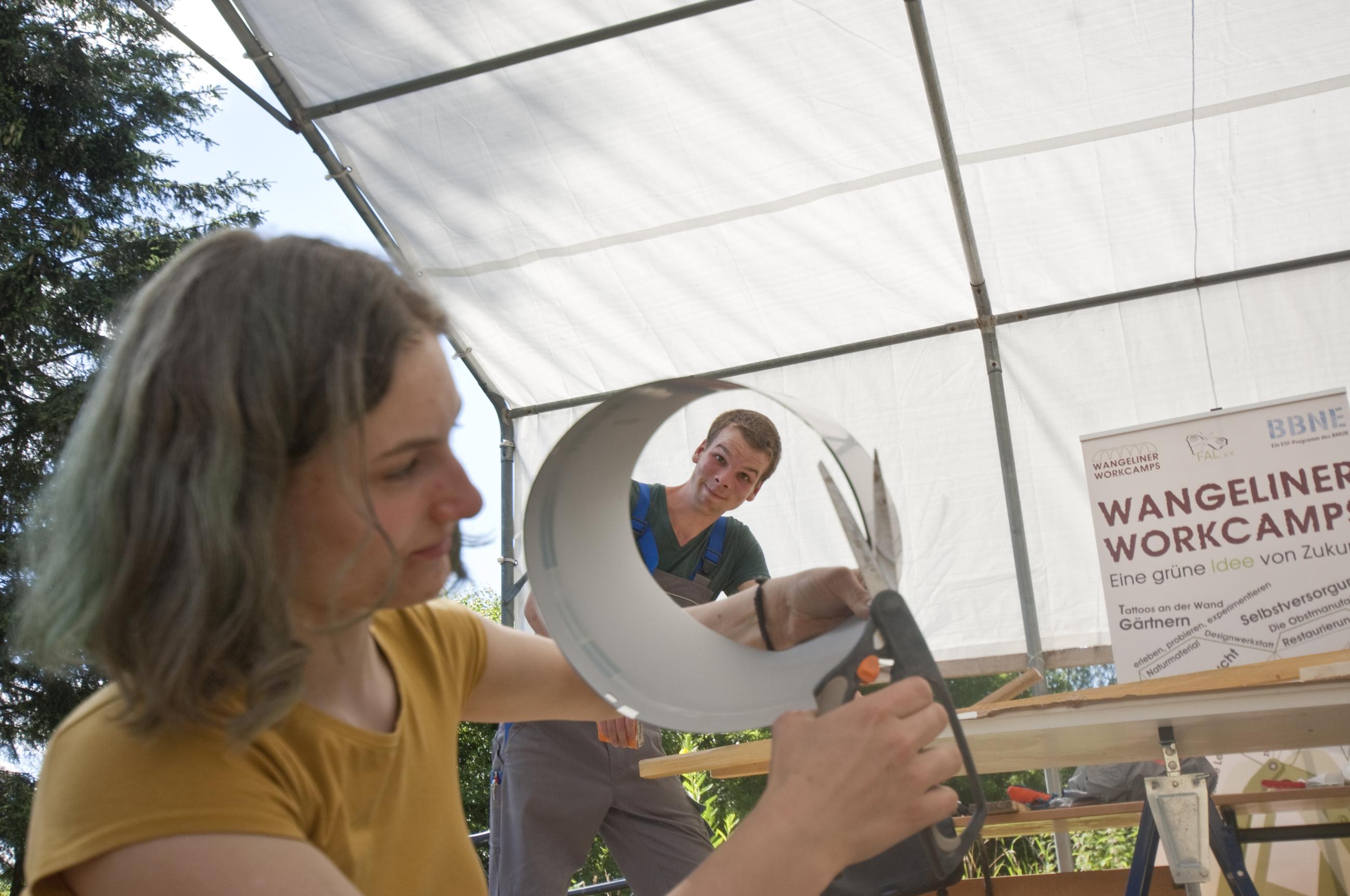 Scherenschnitt Eine junge Frau im künstlerischen Tun beim Wangeliner Workcamp