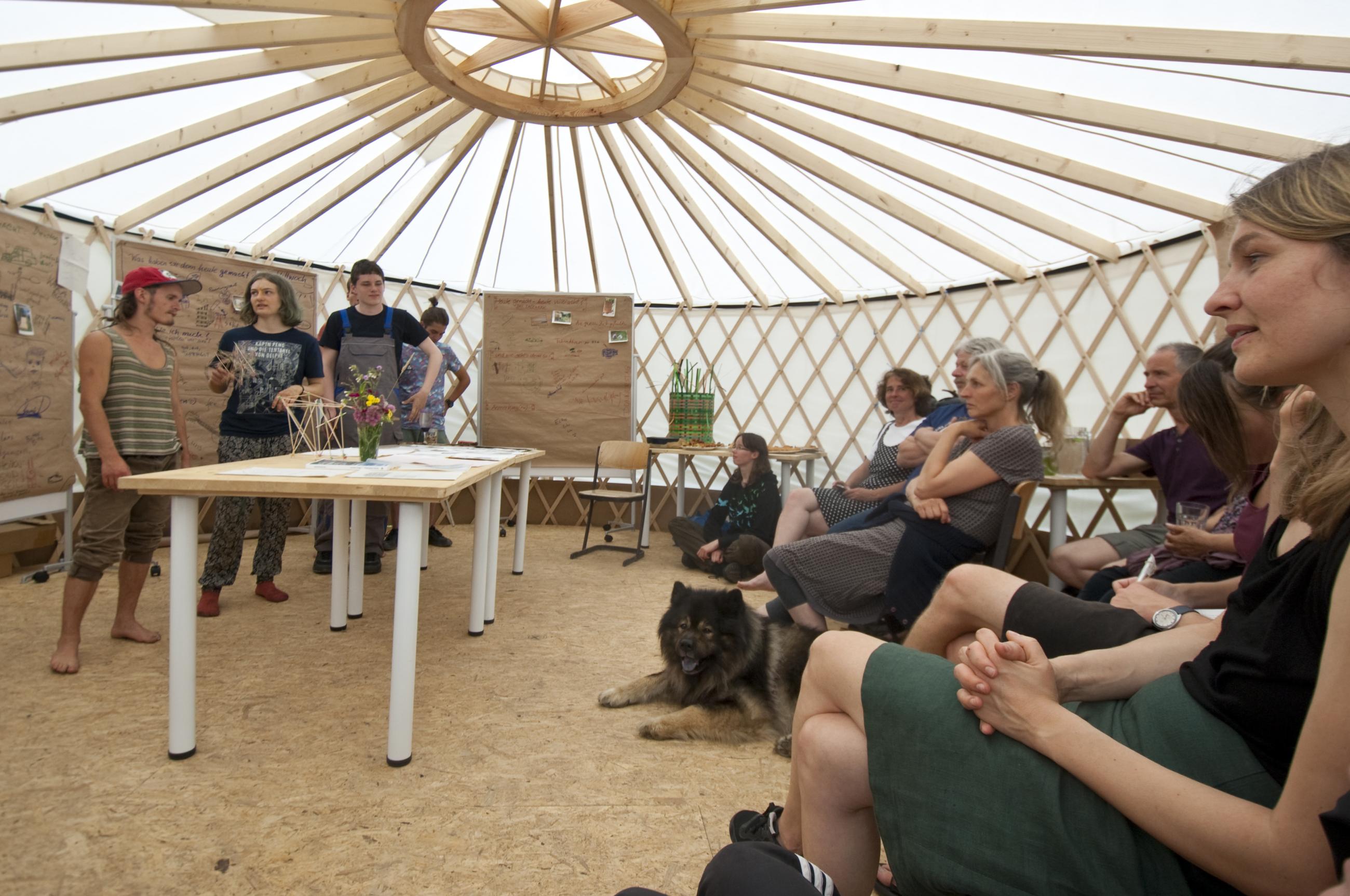 Spass und gute Laune gehören auch dazu. Vorstellungsrunde junger Menschen unterschiedlichster Nationen beim Wangeliner Workcamp