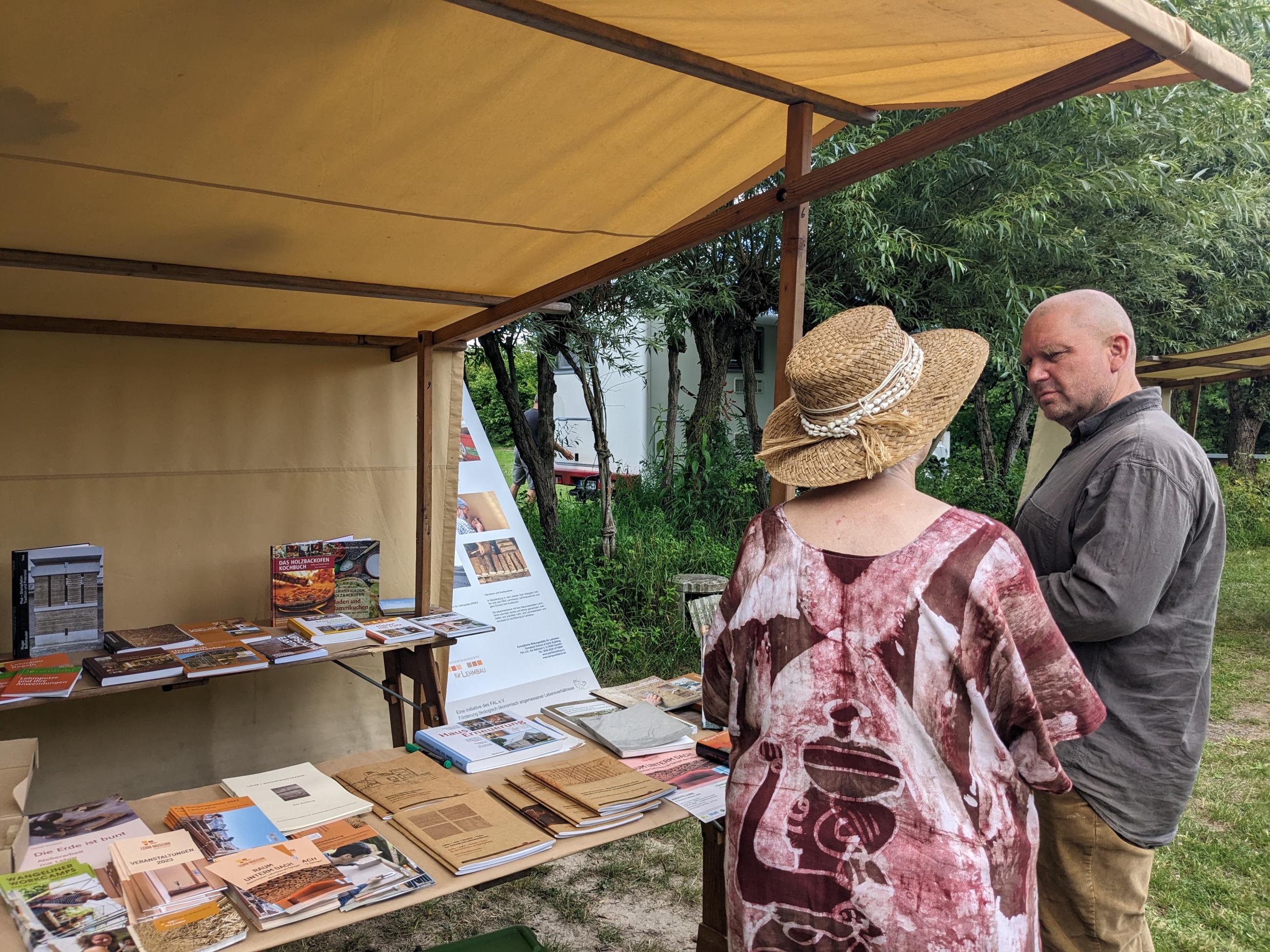 Bücherstand der Europäischen Bildungsstätte für Lehmbau in Wangelin