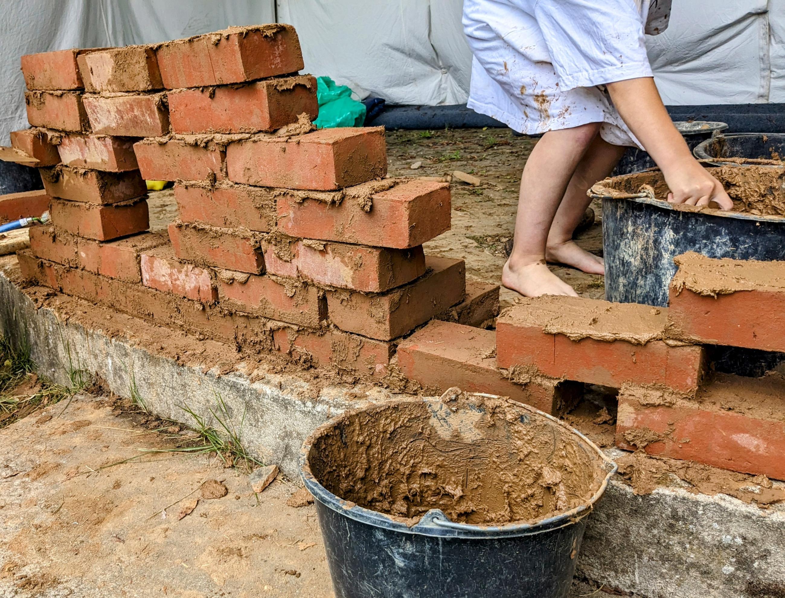 Mauern bauen beim Kinderlehmbautag 2024