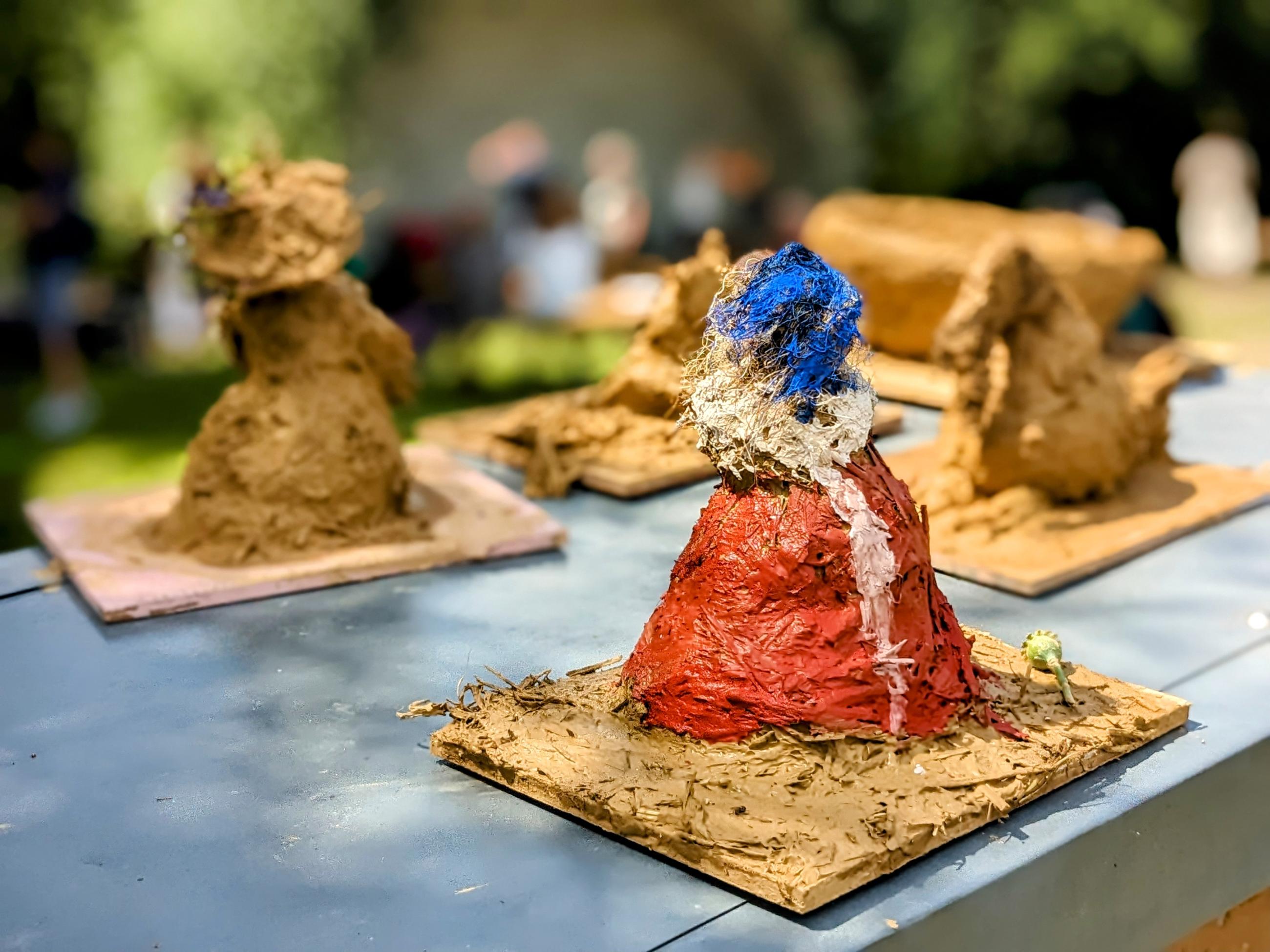 Skulpturen beim Kinderlehmbautag in Wangelin