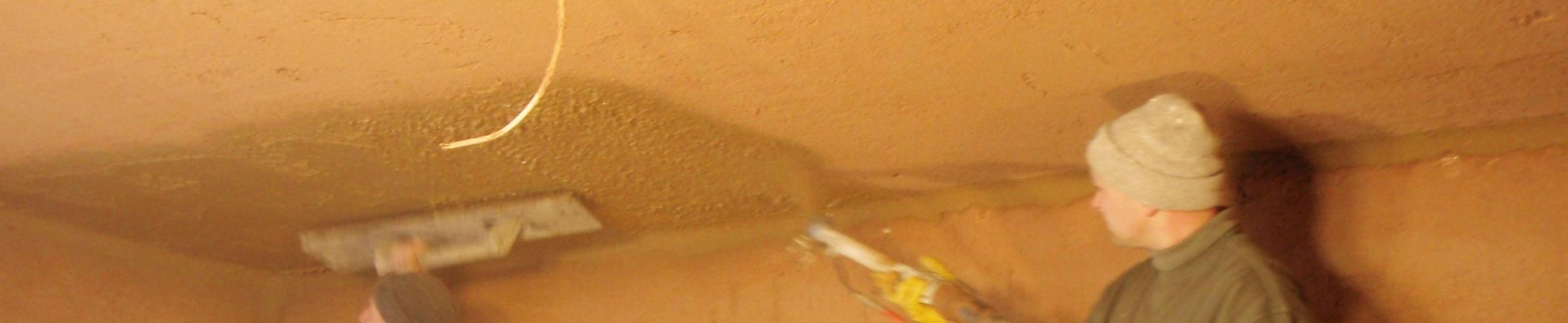 Lehmputz im Auftrag mit der Putzmaschine