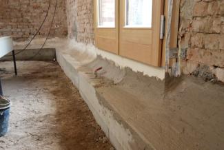 Die Sanierung des Sockels der Werkstatt in Wangelin wurde mit Kalk gemacht