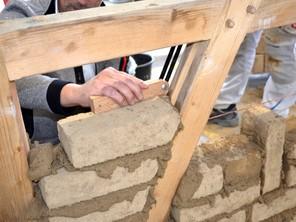 Fachwerk aus Lehmsteinen, ein Projekt im Rahmen des Projekts 'Kompetenzen für die Bauwende'